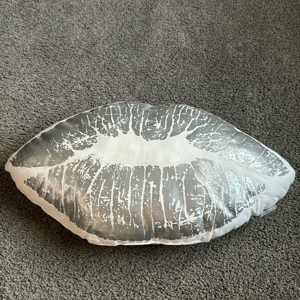 Dormify lips pillow